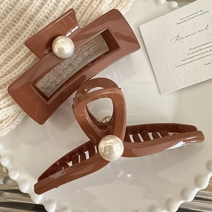 Dettaglio di fermagli per capelli marrone moka con grandi perle in stile vintage francese