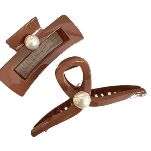 Set di 2 eleganti mollette per capelli caramello con perle e design geometrico a spirale