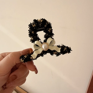 Eleganter Tweed-Haarclip mit Plüschschleife und Perle für feine Damenfrisuren