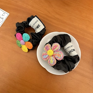 Set di elastici neri in raso con fiori intrecciati colorati ed etichette in tessuto