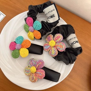 Set di accessori per capelli con fiori intrecciati colorati e elastici in pelle nera