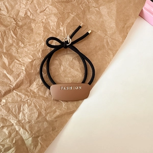 Elastico per capelli geometrico marrone opaco con scritta Fashion e nastro nero