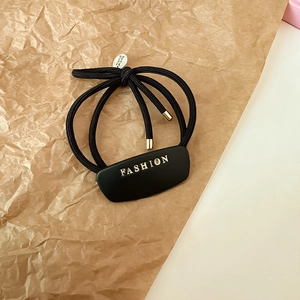 Elastico per capelli nero opaco con scritte Fashion dorate ed etichetta fatta a mano