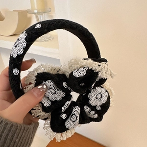 Serre-tête vintage en tricot noir avec fleurs à paillettes et bordure à pompons