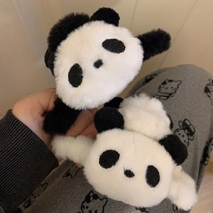 Détail de pinces à cheveux panda en peluche douce avec une texture en fausse fourrure