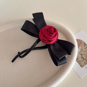 Eleganter Haarclip aus schwarzem Satinschleife mit roter Stoffrose für Damenfrisuren