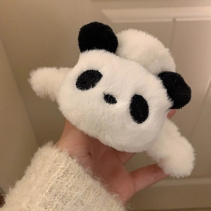 Gros plan d'une pince à cheveux panda en peluche douce avec texture et oreilles 3D