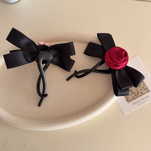 Eleganter Bananen-Haarclip Set mit Satinschleife und roter Stoffrose in Dekoschale