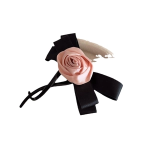 Eleganter Haarclip im französischen Stil mit rosa Satinrose und schwarzer Schleife auf Weiß