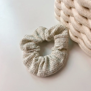 Elegante elastico per capelli in tweed grigio chiaro e bianco a trama intrecciata