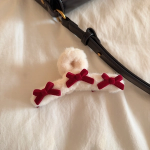 Pinza per capelli in peluche bianco crema con tre fiocchi di velluto rosso per l'inverno