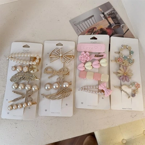 Vue détaillée de quatre assortiments de pinces à cheveux coréennes avec perles et strass