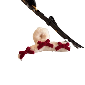 Pinza per capelli in peluche bianco crema con tre fiocchi di velluto rosso per inverno