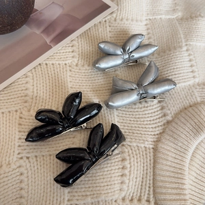 Fermaglio a Becco d'Anatra con Fiocco 3D in Pelle Sintetica Elegante Argento Nero Forcina Laterale per Donna Gioielli per Capelli