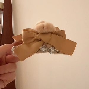 Pince à cheveux en peluche kaki avec nœud, strass et boule de fourrure pour femmes