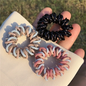 Élastiques à cheveux spirale minimalistes déclinés en trois coloris tissés assortis