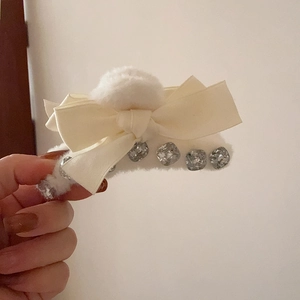 Pince à cheveux en peluche blanche avec grand nœud en soie crème et strass brillants
