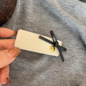 Barrette à cheveux élégante en velours crème et noir avec breloque dorée Believe Yourself