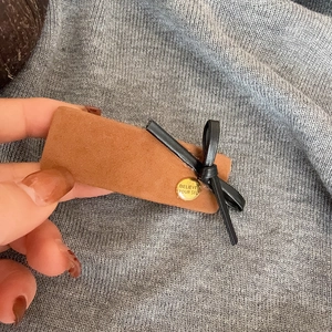 Pince à cheveux en daim marron avec nœud noir et plaque dorée gravée élégante