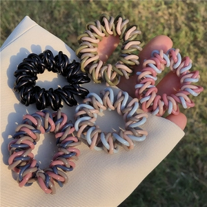 Élastiques cheveux spirale tressés tricolores à haute élasticité sous lumière naturelle