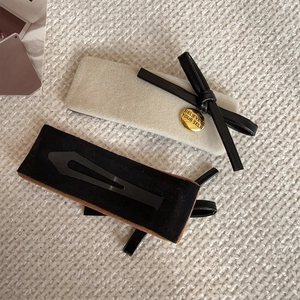 Barrettes à cheveux minimalistes en velours beige et noir avec breloque dorée gravée
