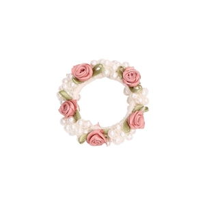 Chouchou élégant en perles avec roses en tissu rose et feuilles de ruban sur fond blanc pur