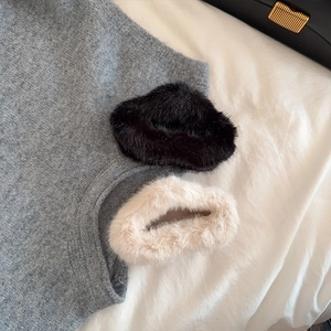 Pinces à cheveux en peluche et tricot gris avec texture douce en fausse fourrure