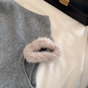 Vue détaillée de la pince à cheveux en peluche grise avec fourrure douce et design nuage