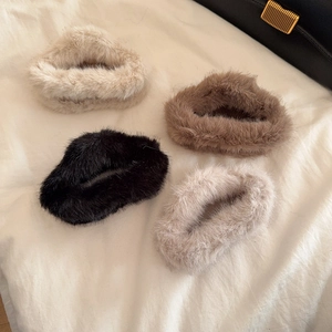 Lot de quatre chouchous en fausse fourrure pelucheuse beige, marron, noir et gris hiver