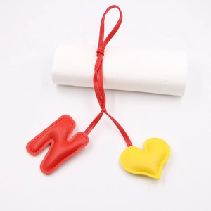 Lanière en cuir rouge avec lettre N et breloque coeur jaune pour sacs et mode