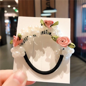 Élastique à cheveux avec perles blanches et roses en tissu pour un style doux