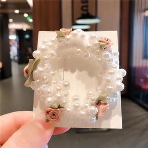 Élastique à cheveux élégant avec perles et fleurs roses en tissu sur ruban blanc
