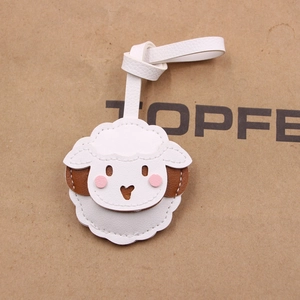 Détail d'un charm de sac mouton mignon avec coutures blanches et texture cuir sur papier kraft