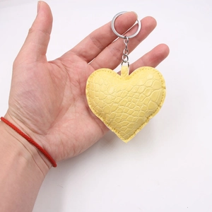 Portachiavi a cuore giallo limone in pelle goffrata coccodrillo con anello in metallo