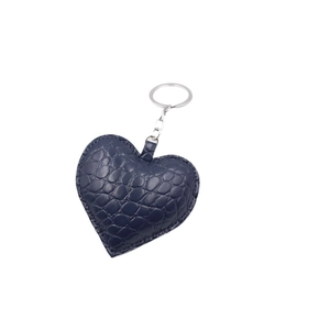 Portachiavi a cuore blu navy con trama in pelle di coccodrillo e anello in metallo argento