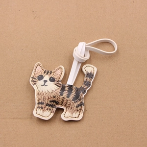 Ciondolo per borsa in pelle con gatto tigrato stampato e cordino bianco elegante