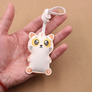 Dettaglio dell'etichetta per bagagli a forma di gatto in pelle PU con cuciture e cinturino