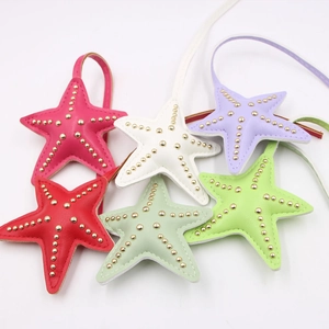 Détails de six pendentifs étoile de mer en cuir coloré avec clous dorés et cordons assortis