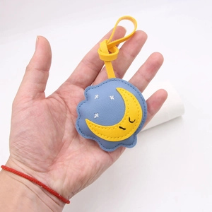 Bijou de sac artisanal en cuir nuage bleu clair avec broderie lune jaune et étoile