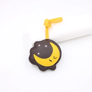 Bijou de sac créatif en cuir lune et nuage avec coutures faites main et cordon jaune