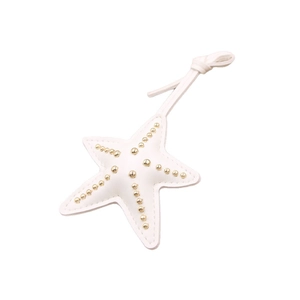 Charm de sac en cuir étoile blanche avec clous dorés et lanière de fixation élégante