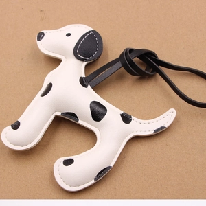 Pendentif de sac en cuir dalmatien avec motif tacheté et longue lanière sur fond brun