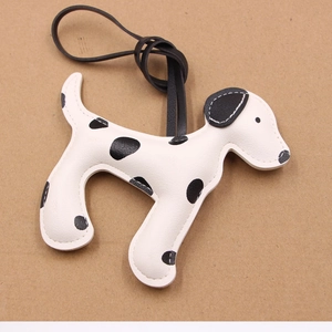 Charm de sac chien dalmatien en cuir avec cordon noir et surpiqûres contrastées