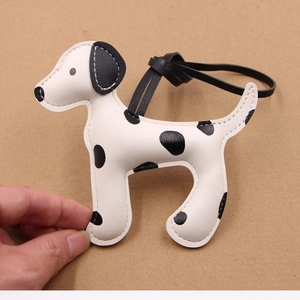Mignon Charme de Sac en Cuir Chien Dalmatien Coutures Faites à la Main Forme d'Animal Porte-clés pour Femme Accessoire de Sac à Main Pendentif
