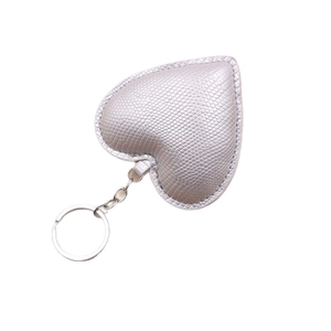 Porte-clés cœur en cuir argenté avec motif serpent et anneau métallique brillant