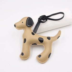 Détail d'un bijou de sac dalmatien en cuir avec taches noires et coutures contrastées