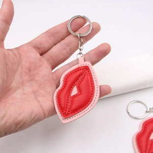 Porte-clés voiture en cuir en forme de lèvres rouge et rose avec anneau en argent