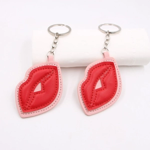 Porte-clés Créatif en Forme de Lèvres Rouges en Cuir PU Pendentif de Sac Accessoire de Mode 3D pour Femmes Ornement