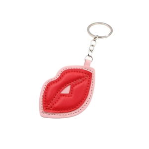 Porte-clés en cuir en forme de lèvres avec coutures rouge et rose et anneau métallique