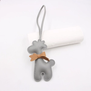 Bijou de sac girafe en cuir gris avec nœud papillon marron et longue lanière en cuir